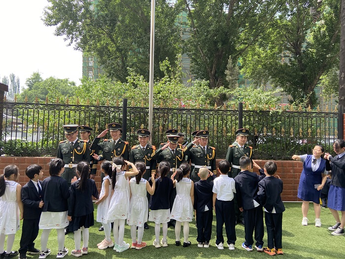 1621818678654771.jpg 与小朋友互动.2jpg.jpg